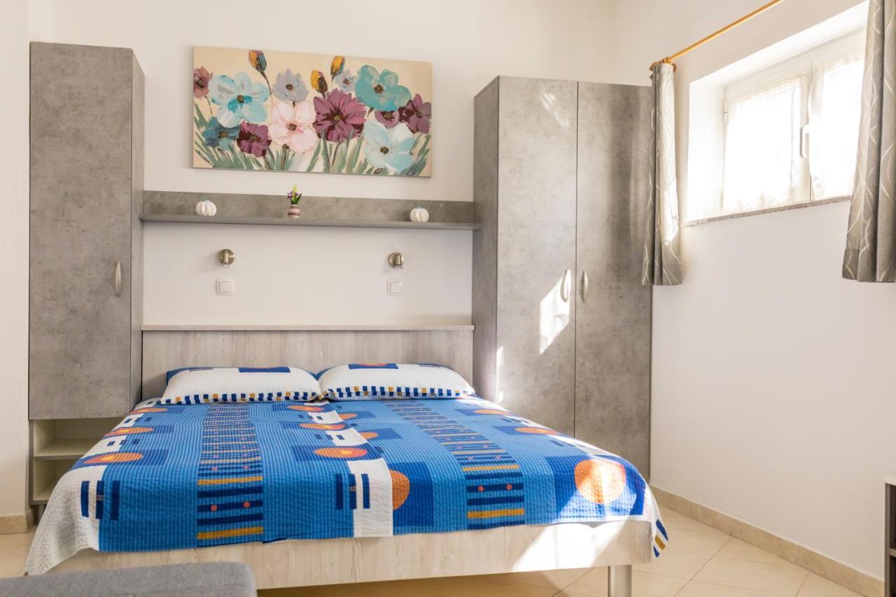 Apartments Belavic By El-Pi Tours Njivice Bagian luar foto