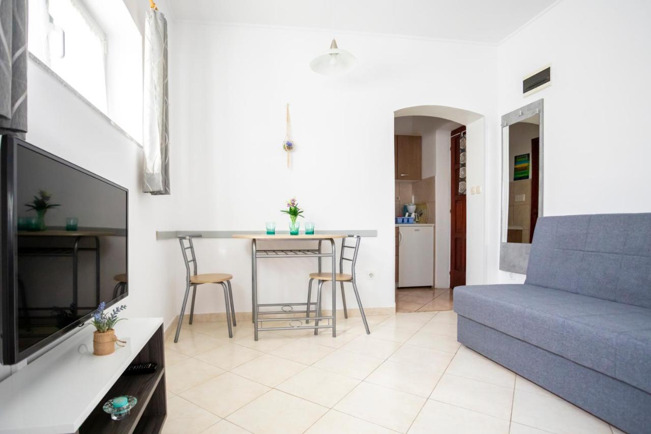 Apartments Belavic By El-Pi Tours Njivice Bagian luar foto