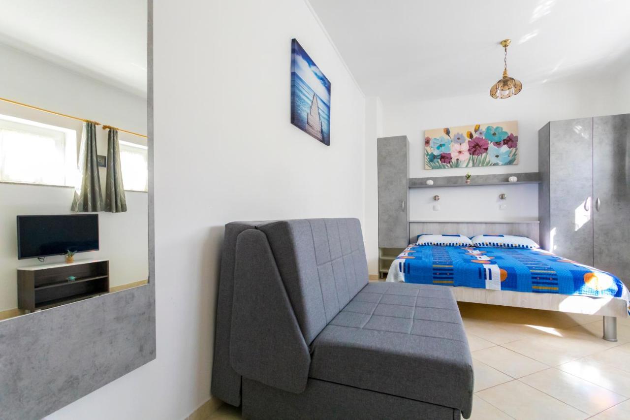 Apartments Belavic By El-Pi Tours Njivice Bagian luar foto