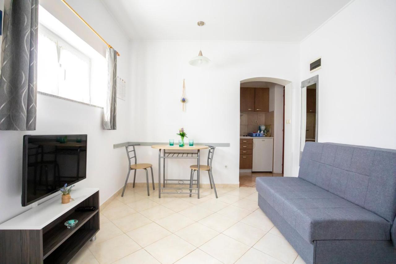 Apartments Belavic By El-Pi Tours Njivice Bagian luar foto