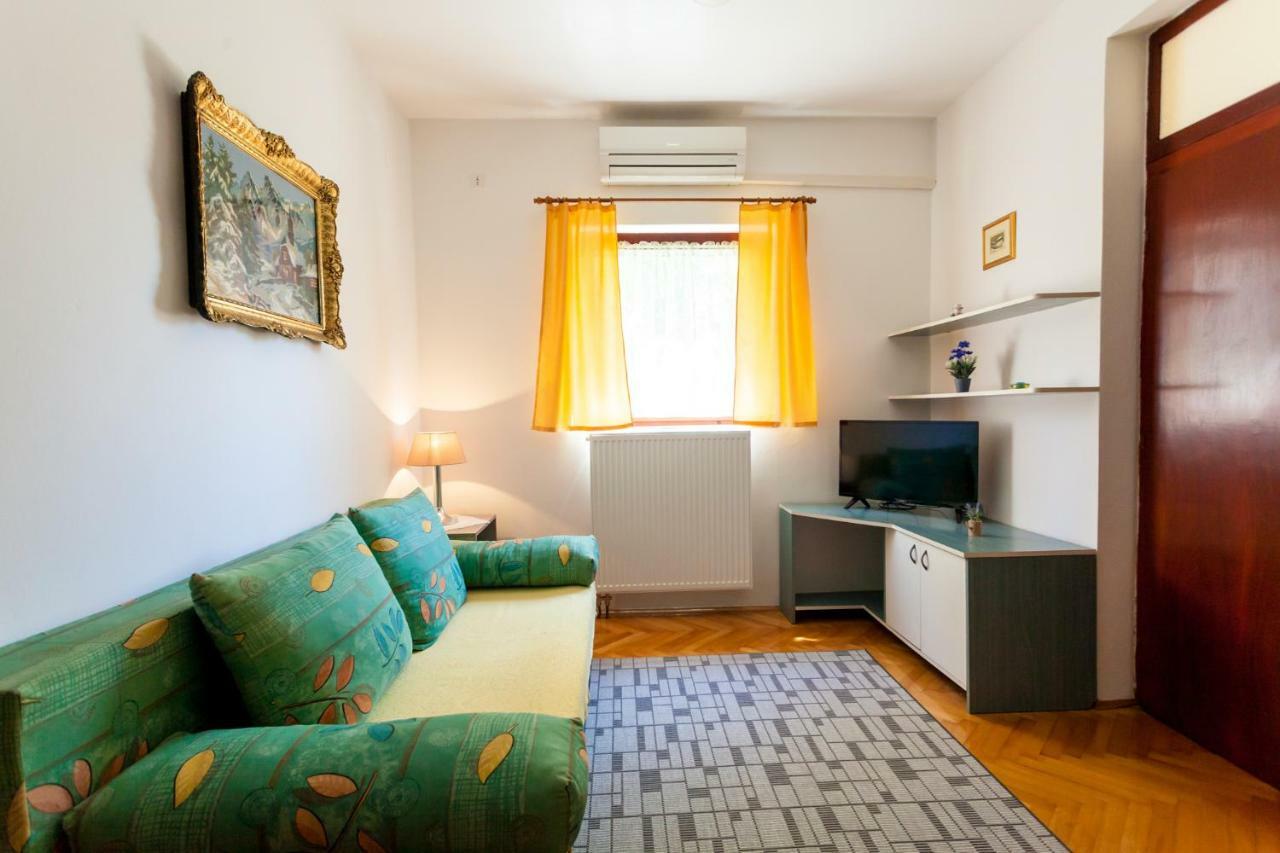 Apartments Belavic By El-Pi Tours Njivice Bagian luar foto