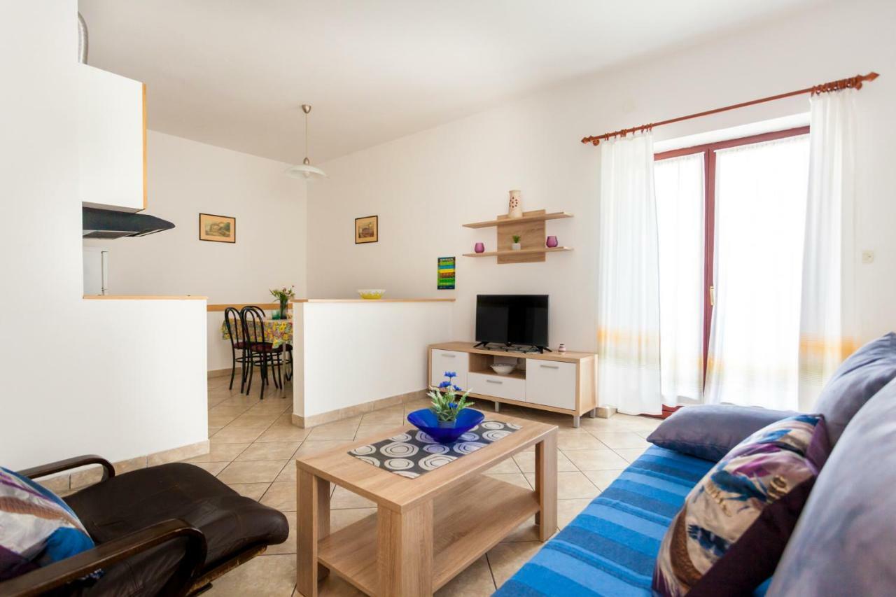 Apartments Belavic By El-Pi Tours Njivice Bagian luar foto