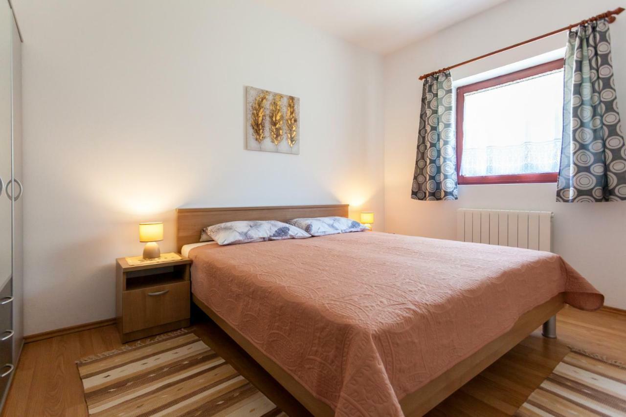 Apartments Belavic By El-Pi Tours Njivice Bagian luar foto
