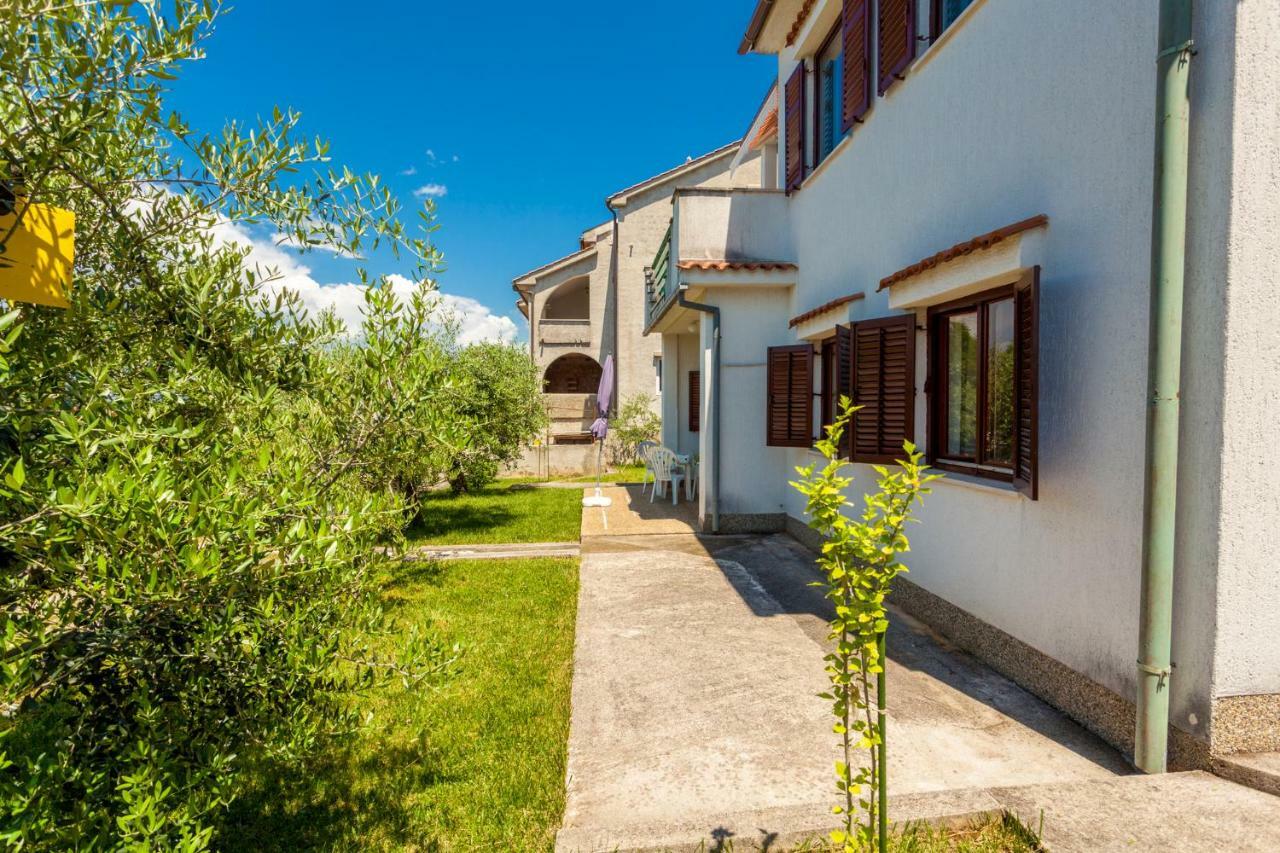 Apartments Belavic By El-Pi Tours Njivice Bagian luar foto