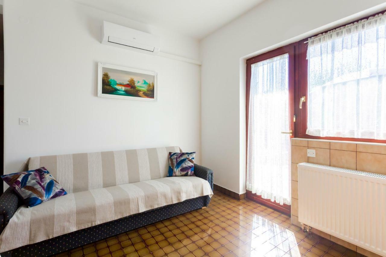 Apartments Belavic By El-Pi Tours Njivice Bagian luar foto