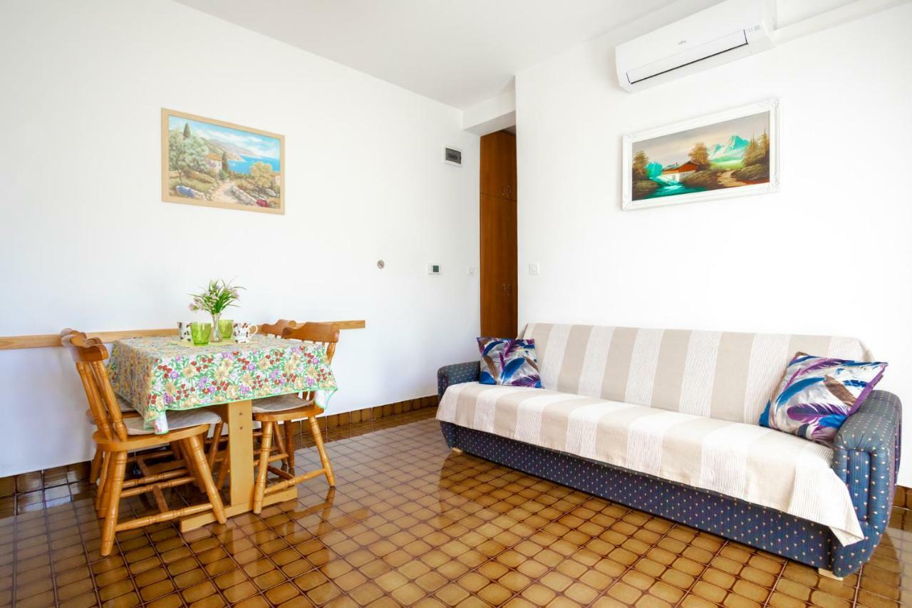 Apartments Belavic By El-Pi Tours Njivice Bagian luar foto