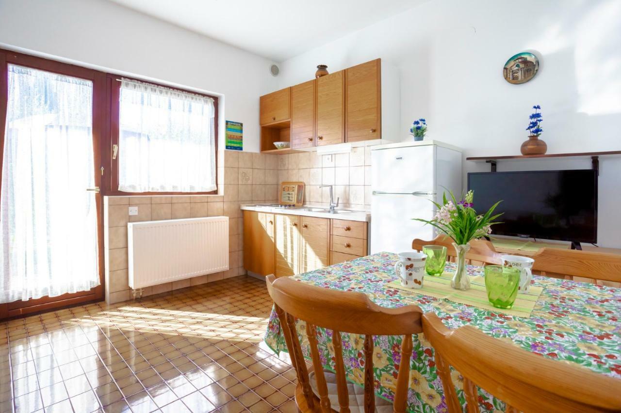 Apartments Belavic By El-Pi Tours Njivice Bagian luar foto