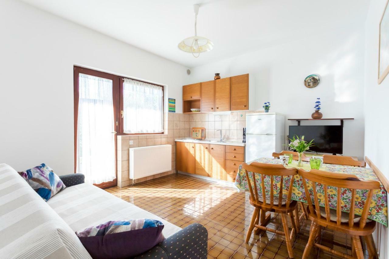 Apartments Belavic By El-Pi Tours Njivice Bagian luar foto